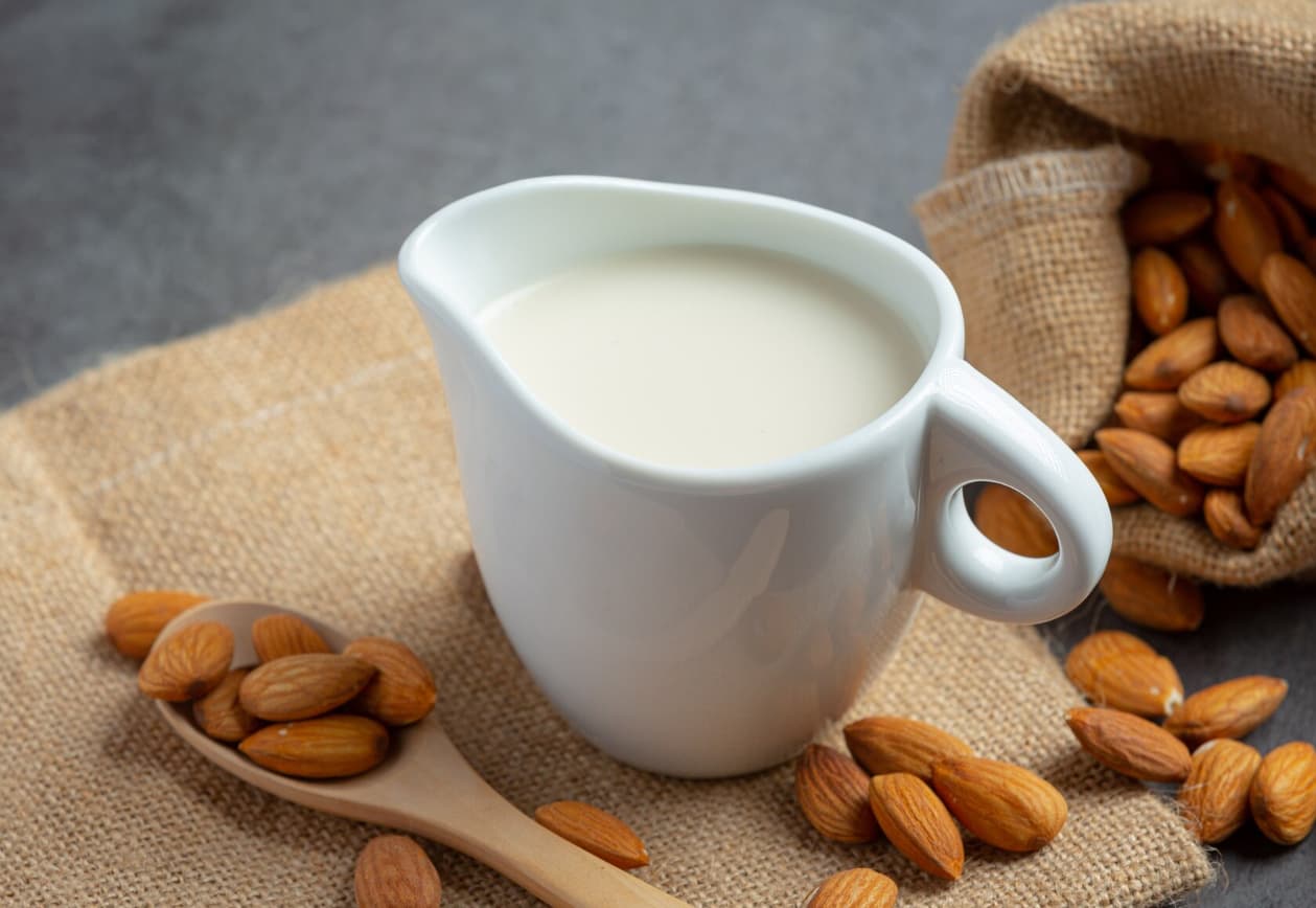 How to Make Healthy Almond Milk At Home